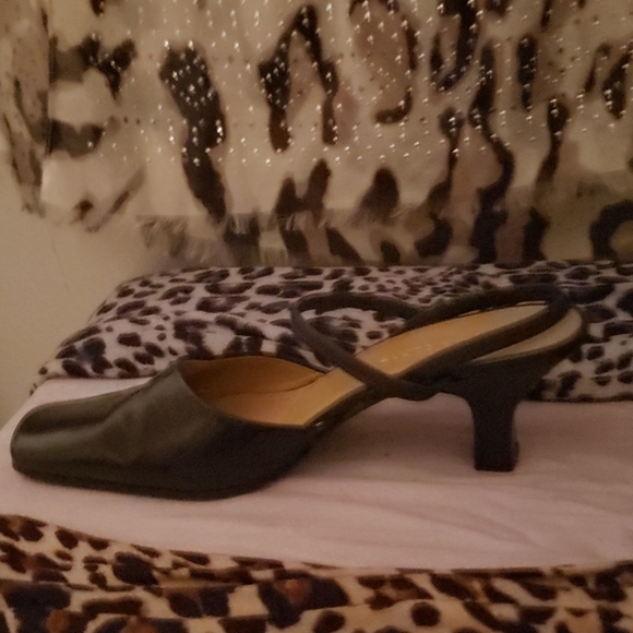 Two Liz Claiborne heels - Picture 12 of 16